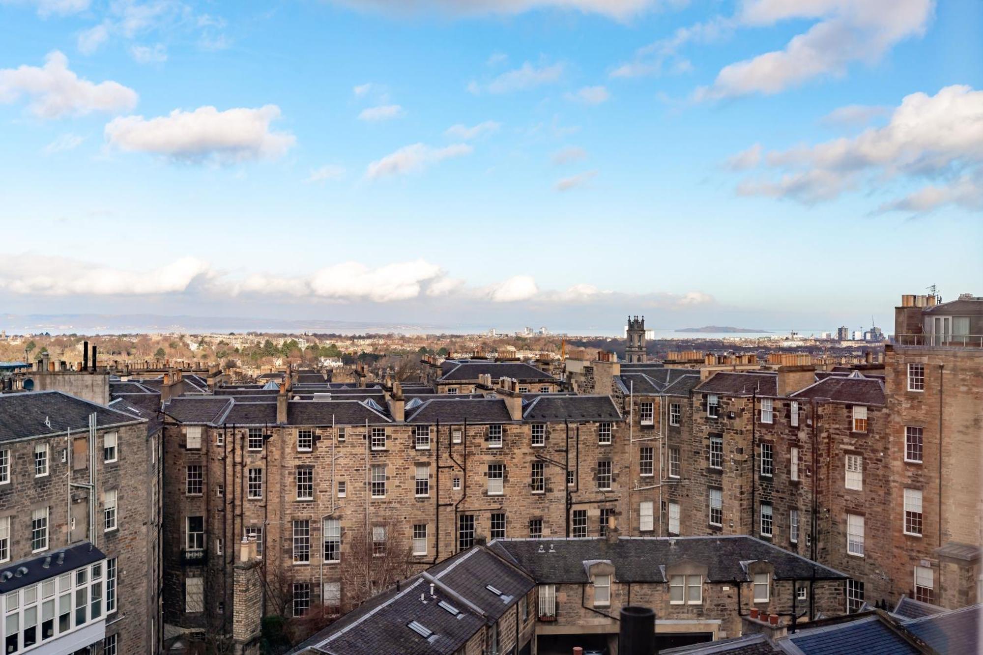 Dragon Suites Luxury Apartments At 8 Albyn Place, Edinburgh